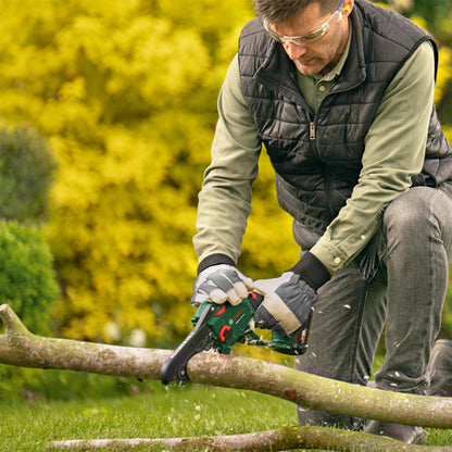 Bosch kompakte Mini Kettensäge EasyChain 18V-15-7 (Zum Schneiden von Holz; 18 Volt System; Kettengeschwindigkeit: 6,95 m/s; mit 2,5-Ah-Akku und Ladegerät)